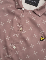 Lyle & Scott - Shuttle Print Revere Collar Shirt - kortärmade skjortor - hutton pink - 3
