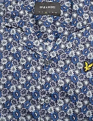 Lyle & Scott - Floral Print Resort Shirt - kortærmede skjorter - z271 dark navy - 2