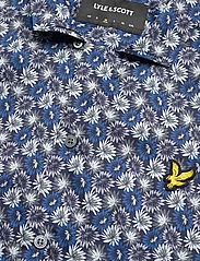 Lyle & Scott - Floral Print Resort Shirt - kortärmade skjortor - z271 dark navy - 3