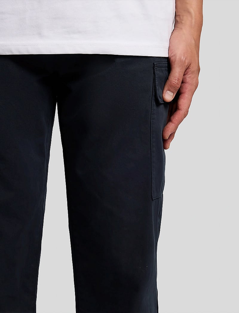 Lyle & Scott - Cargo Pocket Trouser - cargohose - z271 dark navy - 4