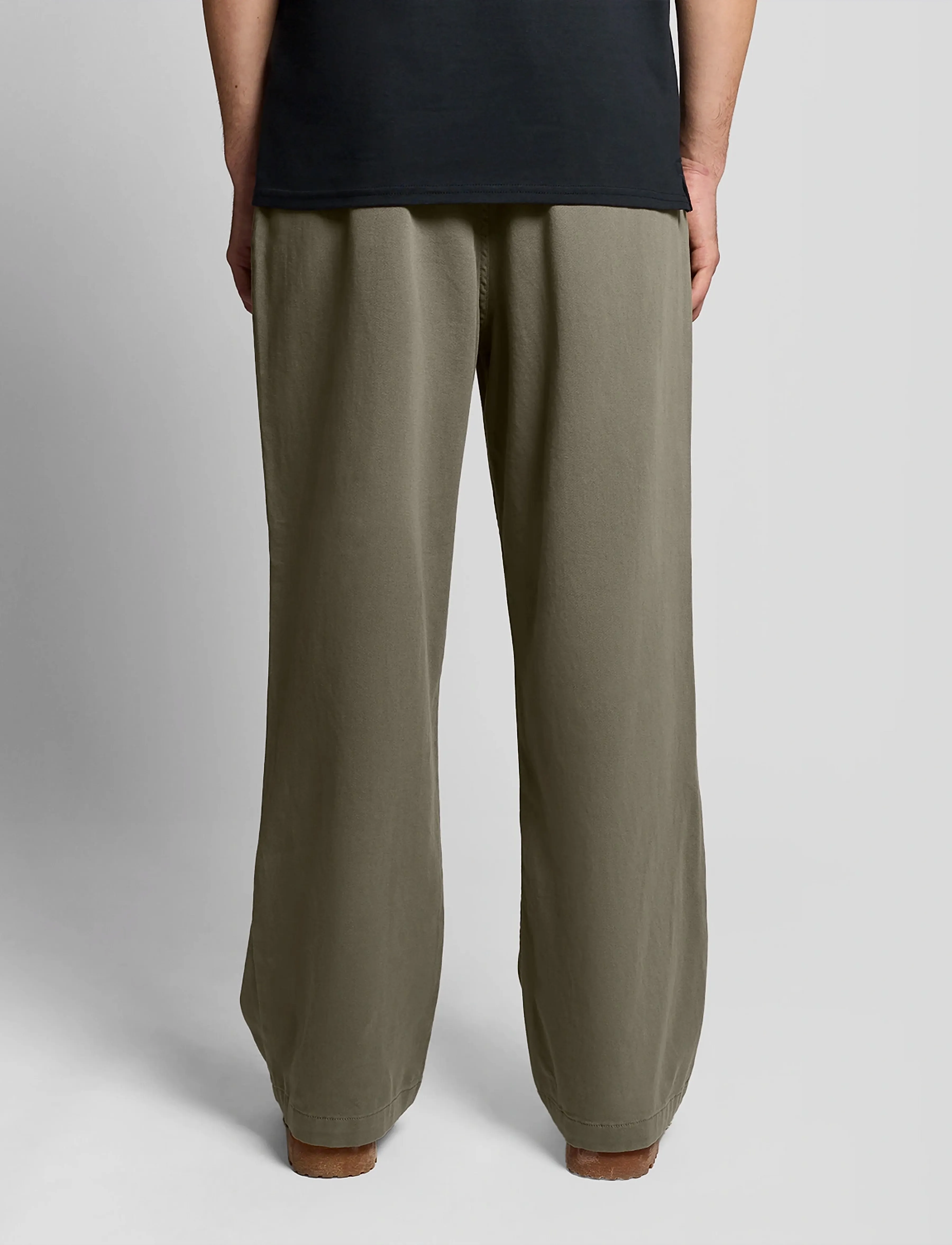 Lyle & Scott - Enzyme Wash Pleated Trouser - casual trousers - x569 khaki ash - 2
