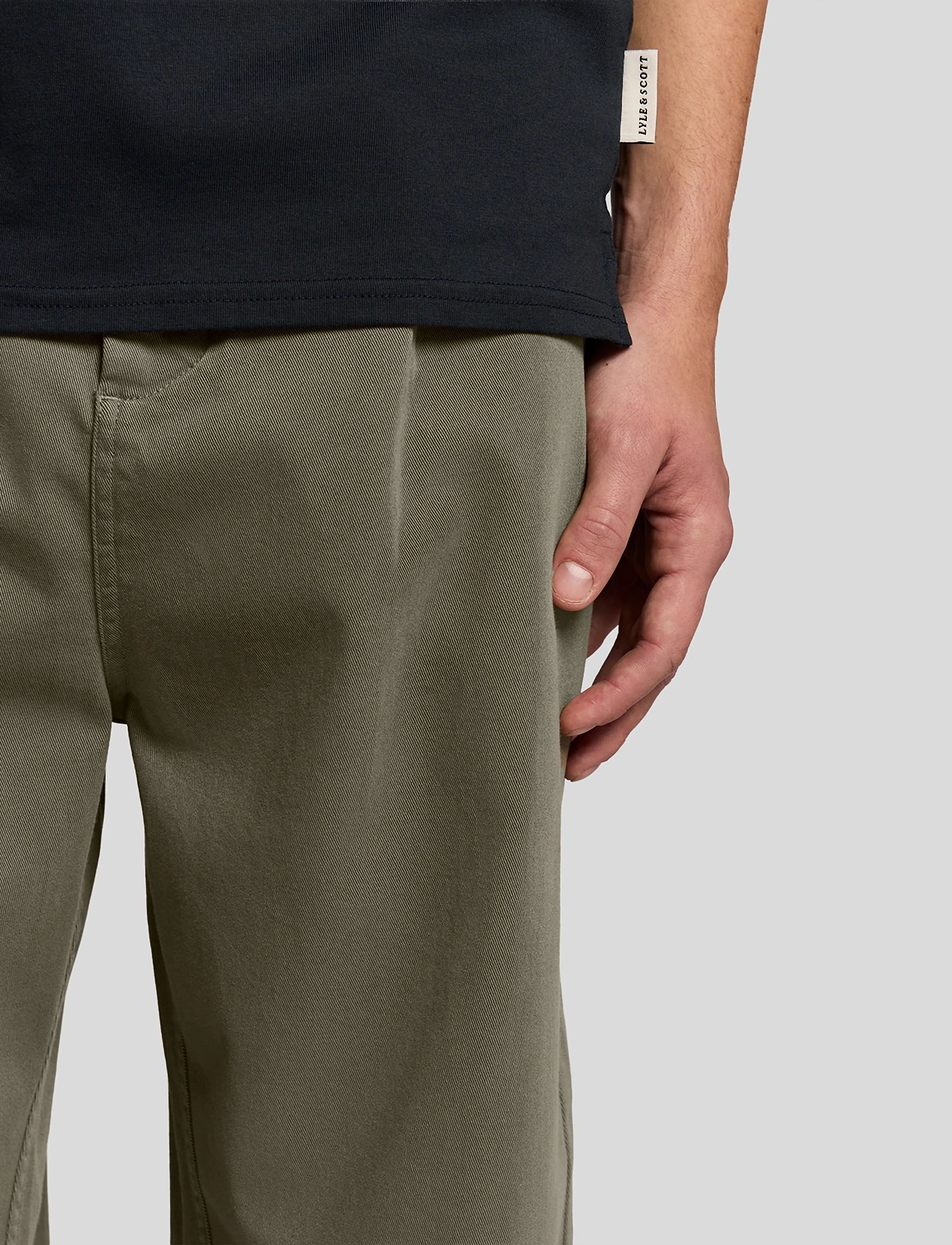 Lyle & Scott - Enzyme Wash Pleated Trouser - casual trousers - x569 khaki ash - 3
