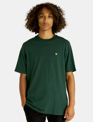 Lyle & Scott - Skier Graphic T-Shirt - alhaisimmat hinnat - w486 dark green - 1