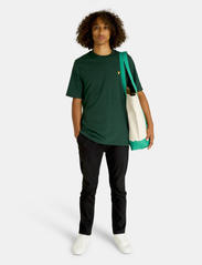 Lyle & Scott - Skier Graphic T-Shirt - alhaisimmat hinnat - w486 dark green - 2