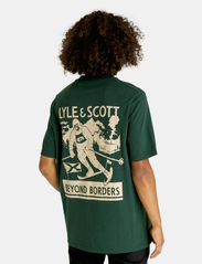 Lyle & Scott - Skier Graphic T-Shirt - alhaisimmat hinnat - w486 dark green - 3