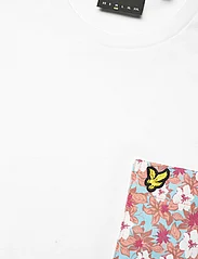 Lyle & Scott - Floral Print Pocket T-Shirt - kortärmade t-shirts - 626 white - 2