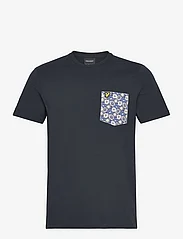Lyle & Scott - Floral Print Pocket T-Shirt - kortärmade t-shirts - z271 dark navy - 0