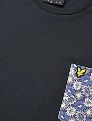 Lyle & Scott - Floral Print Pocket T-Shirt - kortermede t-skjorter - z271 dark navy - 2