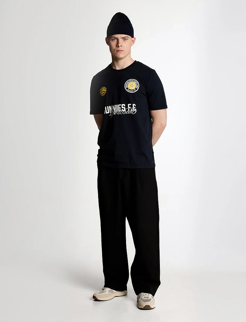 Lyle & Scott - Sunnies FC Graphic T-shirt - kortärmade t-shirts - z271 dark navy - 4