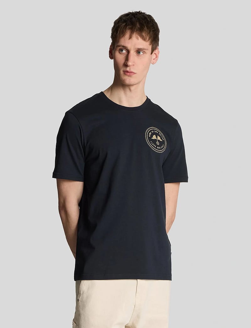 Lyle & Scott - Game of Two Halves Graphic T-Shirt - kortærmede t-shirts - x811 dark navy/ mojave - 0