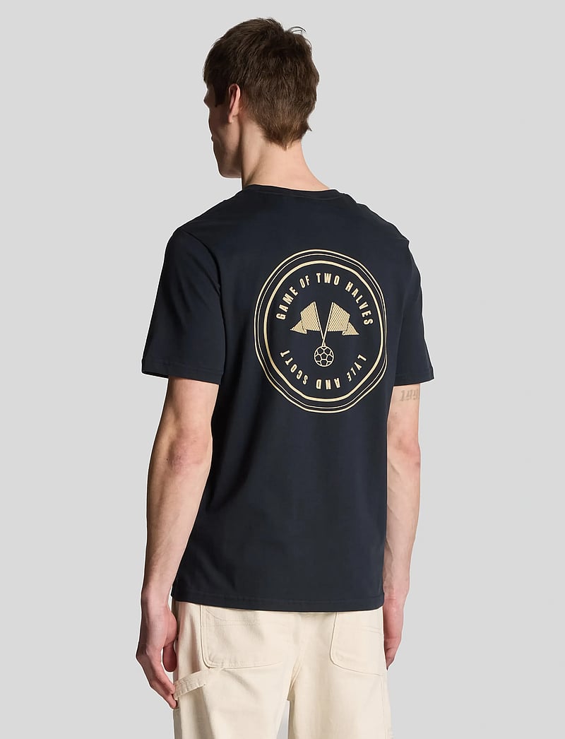 Lyle & Scott - Game of Two Halves Graphic T-Shirt - kortærmede t-shirts - x811 dark navy/ mojave - 2