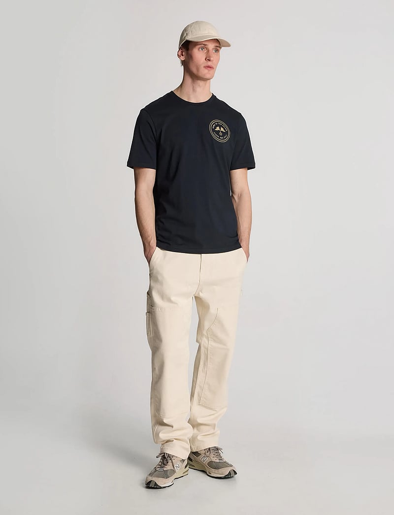 Lyle & Scott - Game of Two Halves Graphic T-Shirt - kortærmede t-shirts - x811 dark navy/ mojave - 3