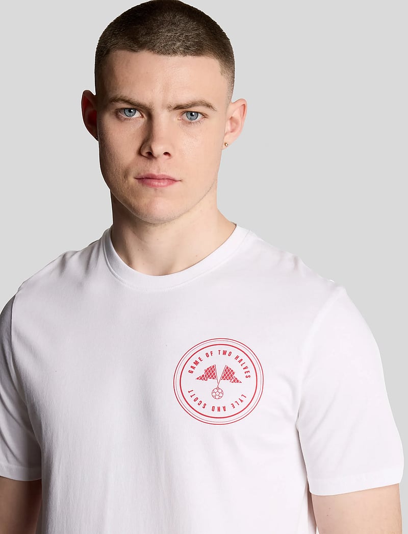 Lyle & Scott - Game of Two Halves Graphic T-Shirt - kortärmade t-shirts - x814 white/ flare red - 4