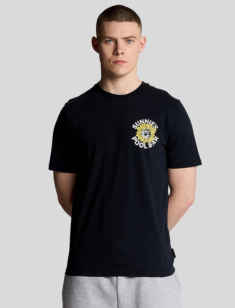 Lyle & Scott - Sunnies Pool Bar Graphic T-shirt - kortærmede t-shirts - z271 dark navy - 0