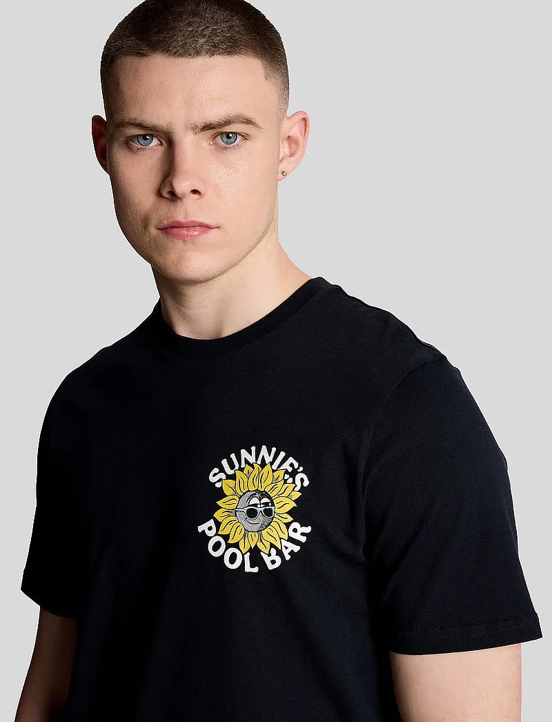 Lyle & Scott - Sunnies Pool Bar Graphic T-shirt - kortærmede t-shirts - z271 dark navy - 4