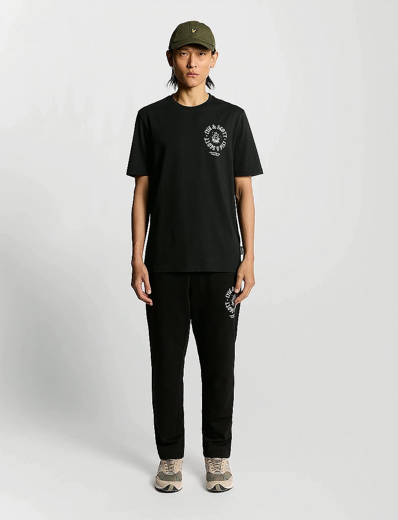Lyle & Scott - Ship Insignia Graphic T-shirt - kurzärmelig - z865 jet black - 0
