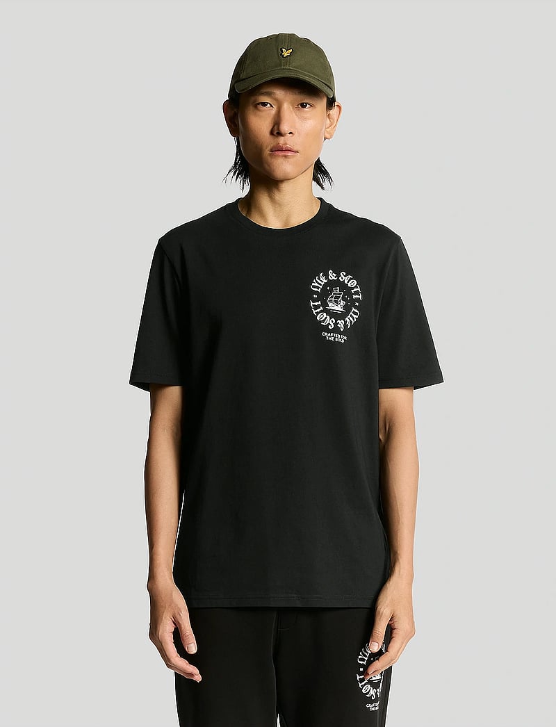 Lyle & Scott - Ship Insignia Graphic T-shirt - kurzärmelig - z865 jet black - 4