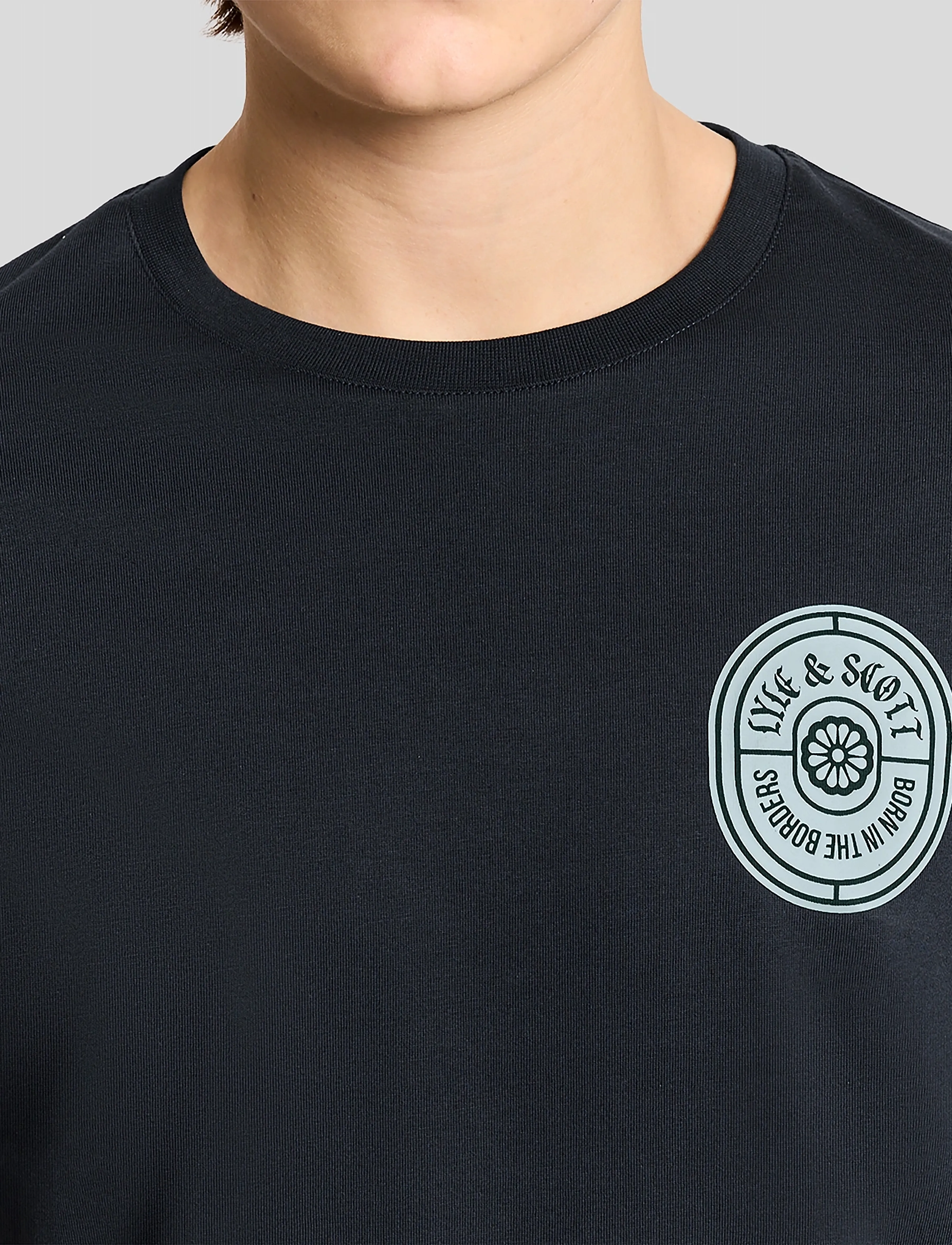 Lyle & Scott - Borders Label Graphic T-shirt - kortærmede t-shirts - dark navy - 4