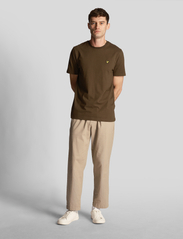 Lyle & Scott - Plain T-Shirt - t-shirts - olive - 4