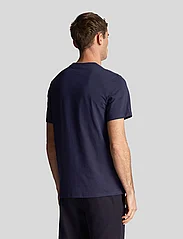 Lyle & Scott - Contrast Pocket T-Shirt - alhaisimmat hinnat - navy/white - 3