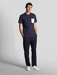 Lyle & Scott - Contrast Pocket T-Shirt - alhaisimmat hinnat - navy/white - 4