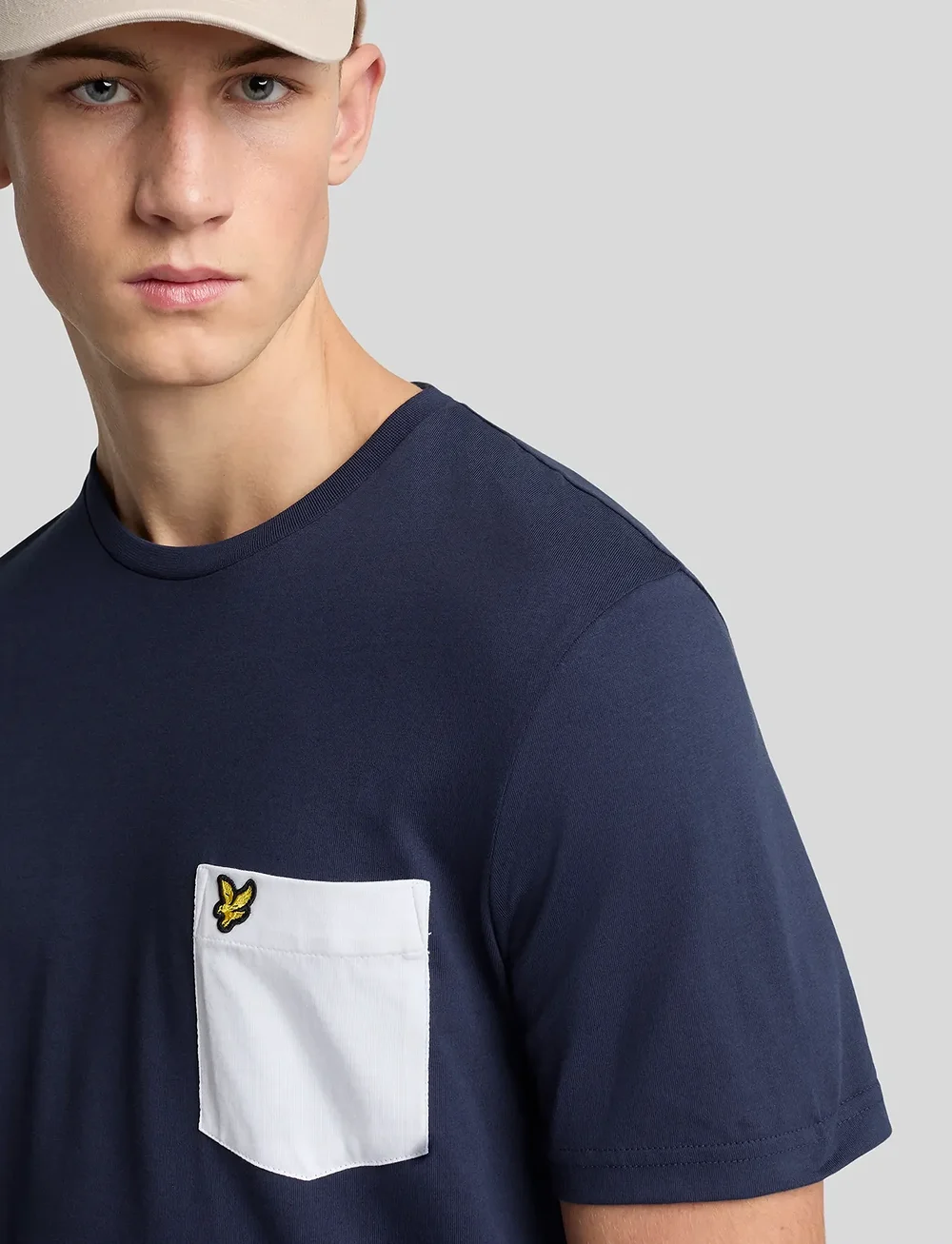 Lyle & Scott - Contrast Pocket T-Shirt - kortärmade t-shirts - navy/white - 4