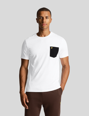 Lyle & Scott - Contrast Pocket T-Shirt - alhaisimmat hinnat - white/ jet black - 2