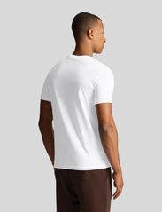 Lyle & Scott - Contrast Pocket T-Shirt - alhaisimmat hinnat - white/ jet black - 3