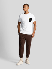 Lyle & Scott - Contrast Pocket T-Shirt - alhaisimmat hinnat - white/ jet black - 4