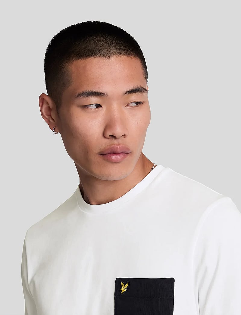 Lyle & Scott - Contrast Pocket T-Shirt - kortärmade t-shirts - white/ jet black - 4