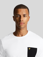 Lyle & Scott - Contrast Pocket T-Shirt - lowest prices - white/ jet black - 5