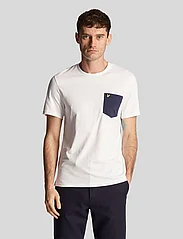 Lyle & Scott - Contrast Pocket T-Shirt - alhaisimmat hinnat - white/ navy - 2