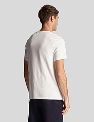 Lyle & Scott - Contrast Pocket T-Shirt - alhaisimmat hinnat - white/ navy - 3
