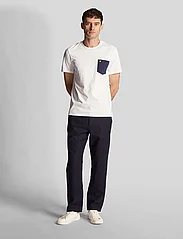 Lyle & Scott - Contrast Pocket T-Shirt - alhaisimmat hinnat - white/ navy - 4