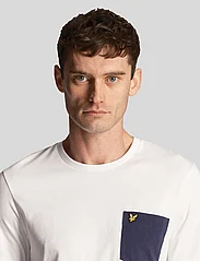 Lyle & Scott - Contrast Pocket T-Shirt - alhaisimmat hinnat - white/ navy - 5