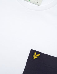 Lyle & Scott - Contrast Pocket T-Shirt - basis-t-skjorter - white/ navy - 6