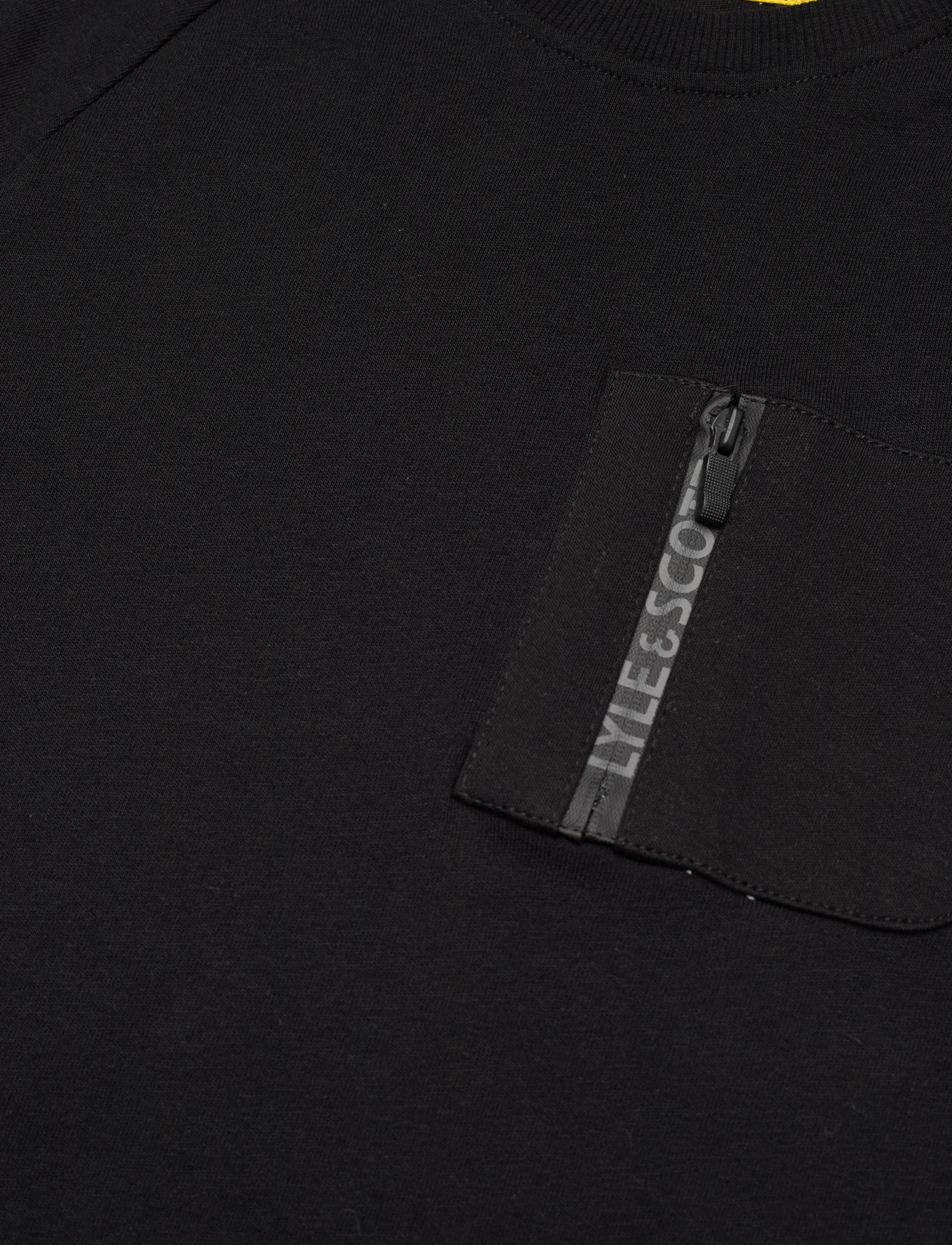 Lyle & Scott - Branded Zip Pocket T-shirt - jet black - 2