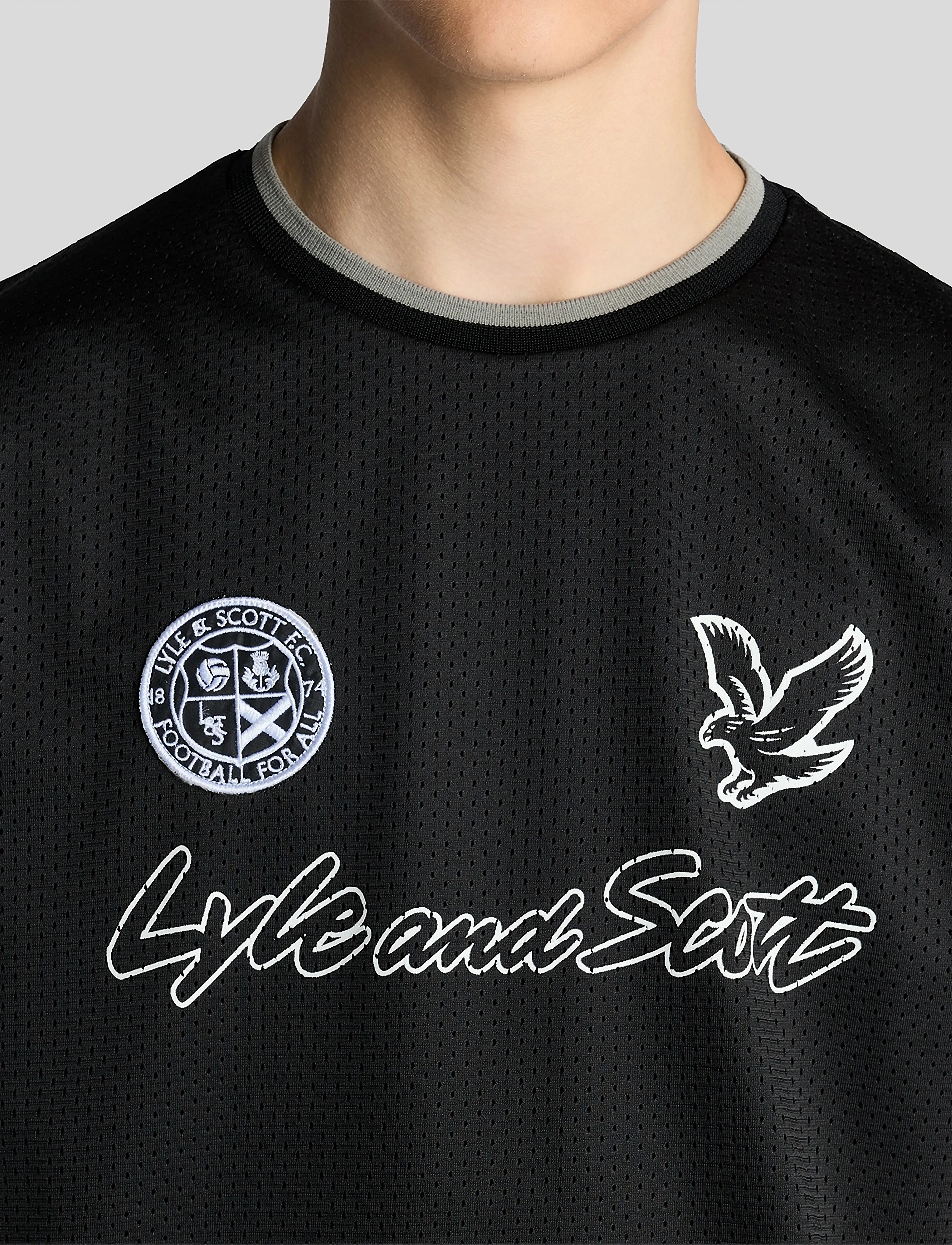 Lyle & Scott - Printed Airtex T-shirt - sportoberteile - z865 jet black - 4