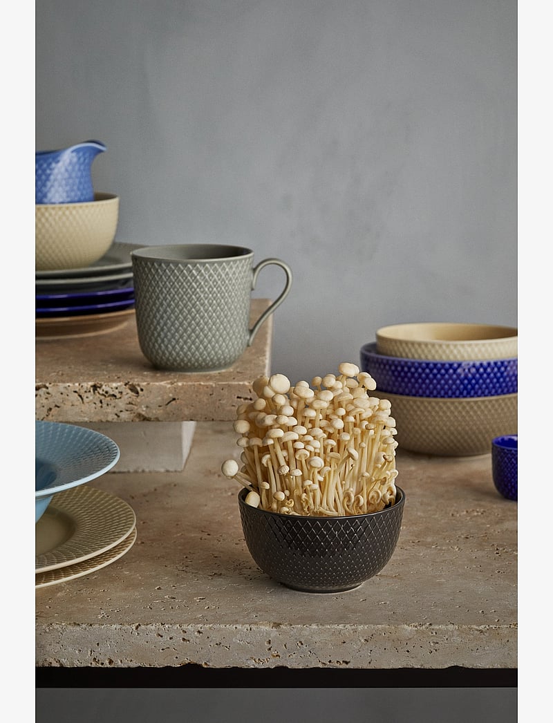 Lyngby Porcelæn - Rhombe Earth Mug with handle 39 cl moss - coffee cups - moss - 5