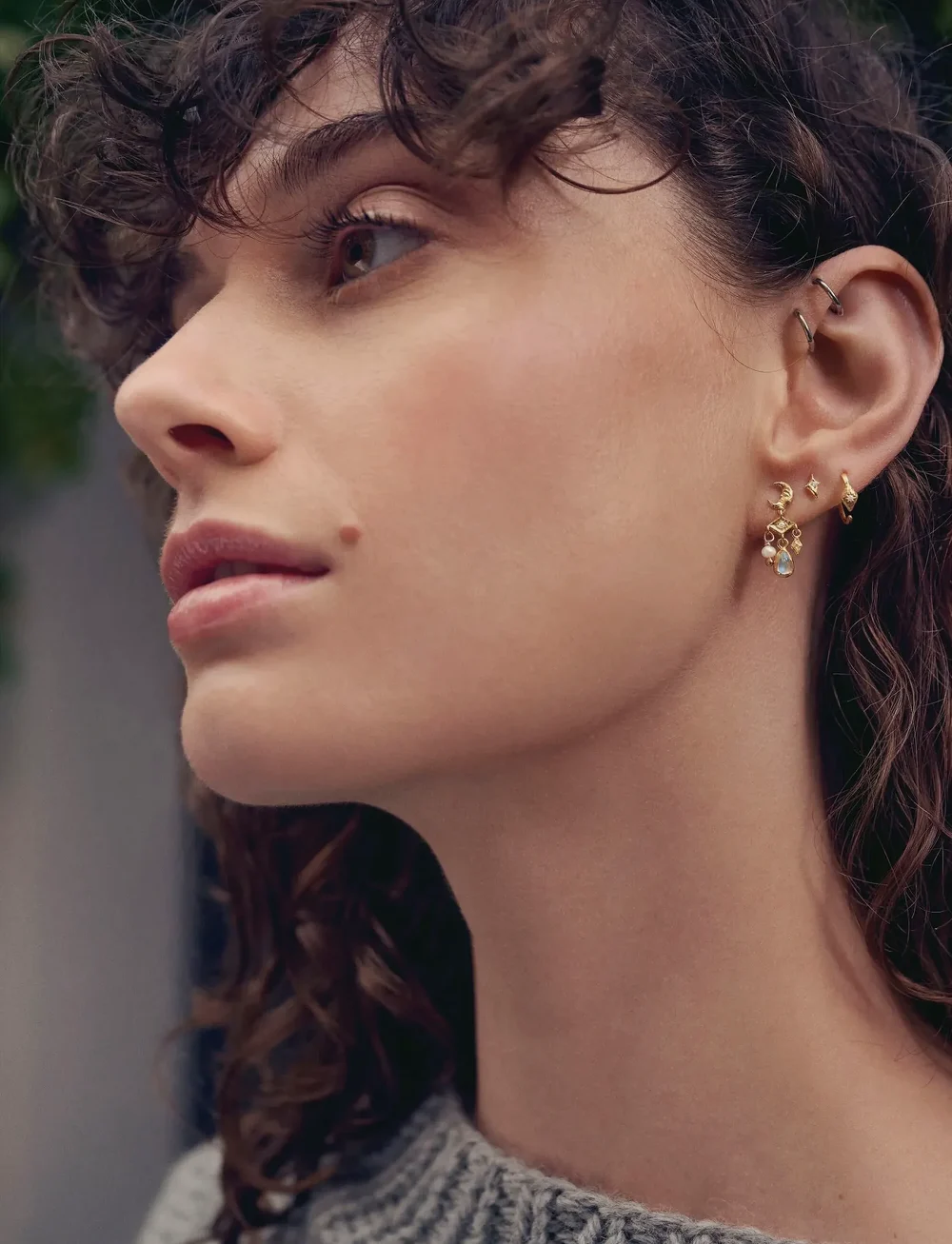 Maanesten - Colline Earrings - hängande örhängen - gold - 0