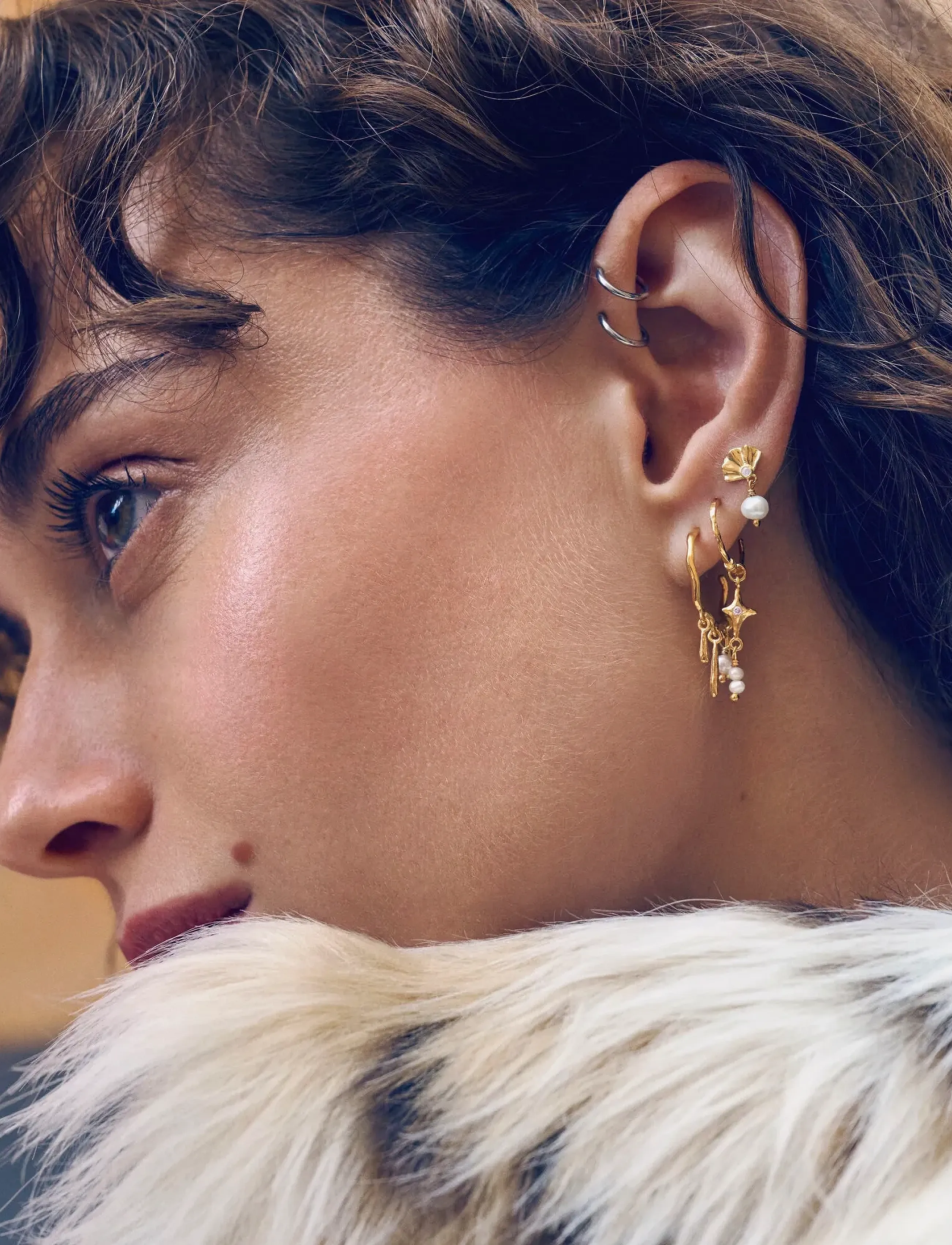 Maanesten - Odette Earrings - perleøreringe - gold - 3