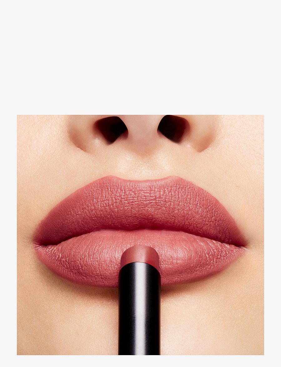 MAC - Powder Kiss Velvet Blur Slim Stick - förðunarvörur - peppery pink - 1