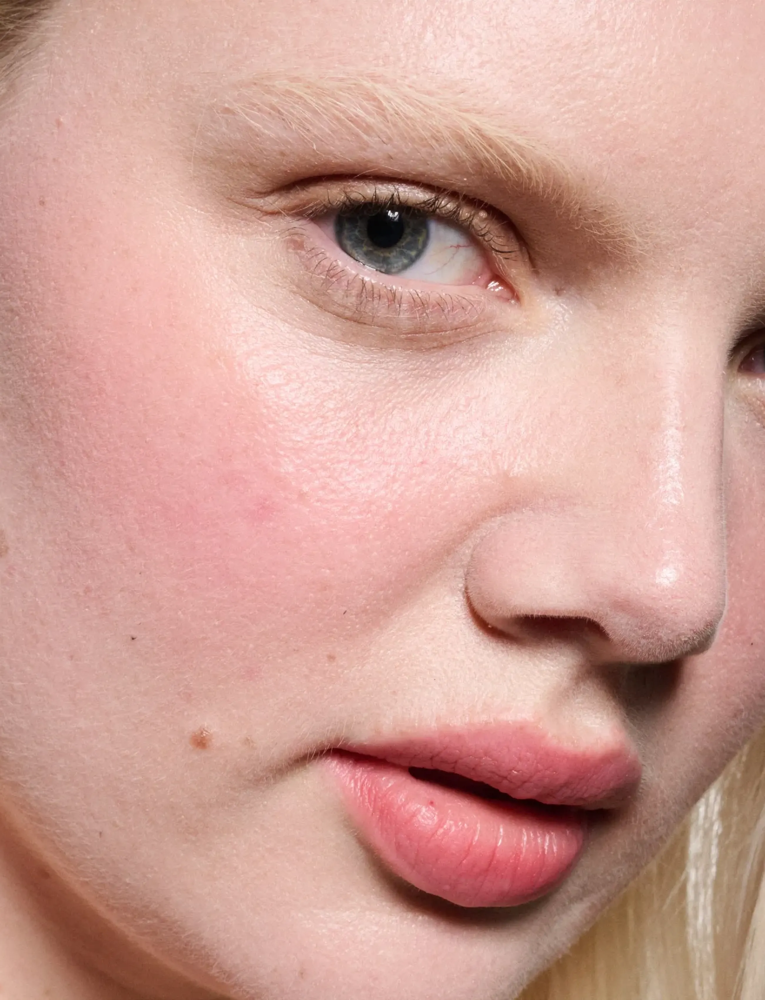 MAC Powder Kiss Lip + Cheek Mousse, 5 ml, Coral, Læber > Læbefarve & Cheek Tint, Dame