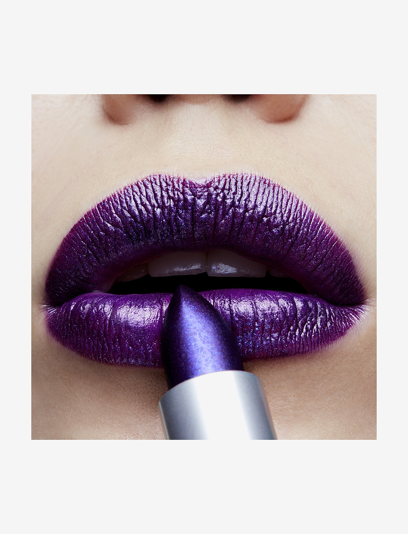 MAC - FROST LIPSTICK - makeup - model behaviour - 1