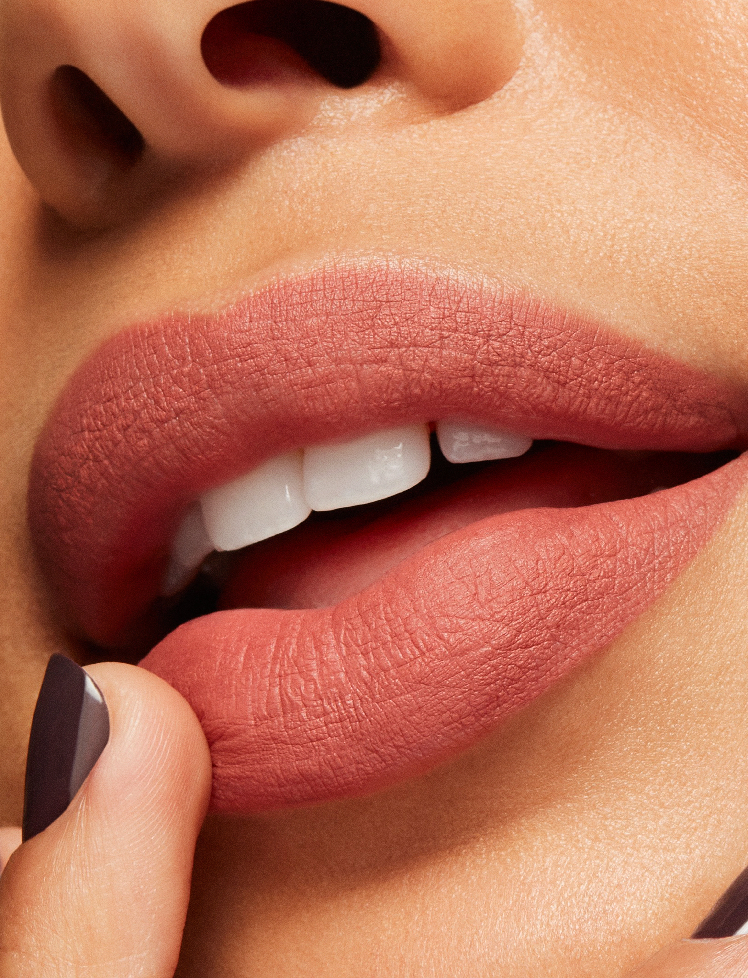 MAC - Locked Kiss Liquid Lipstick - smink - bodacious - 2