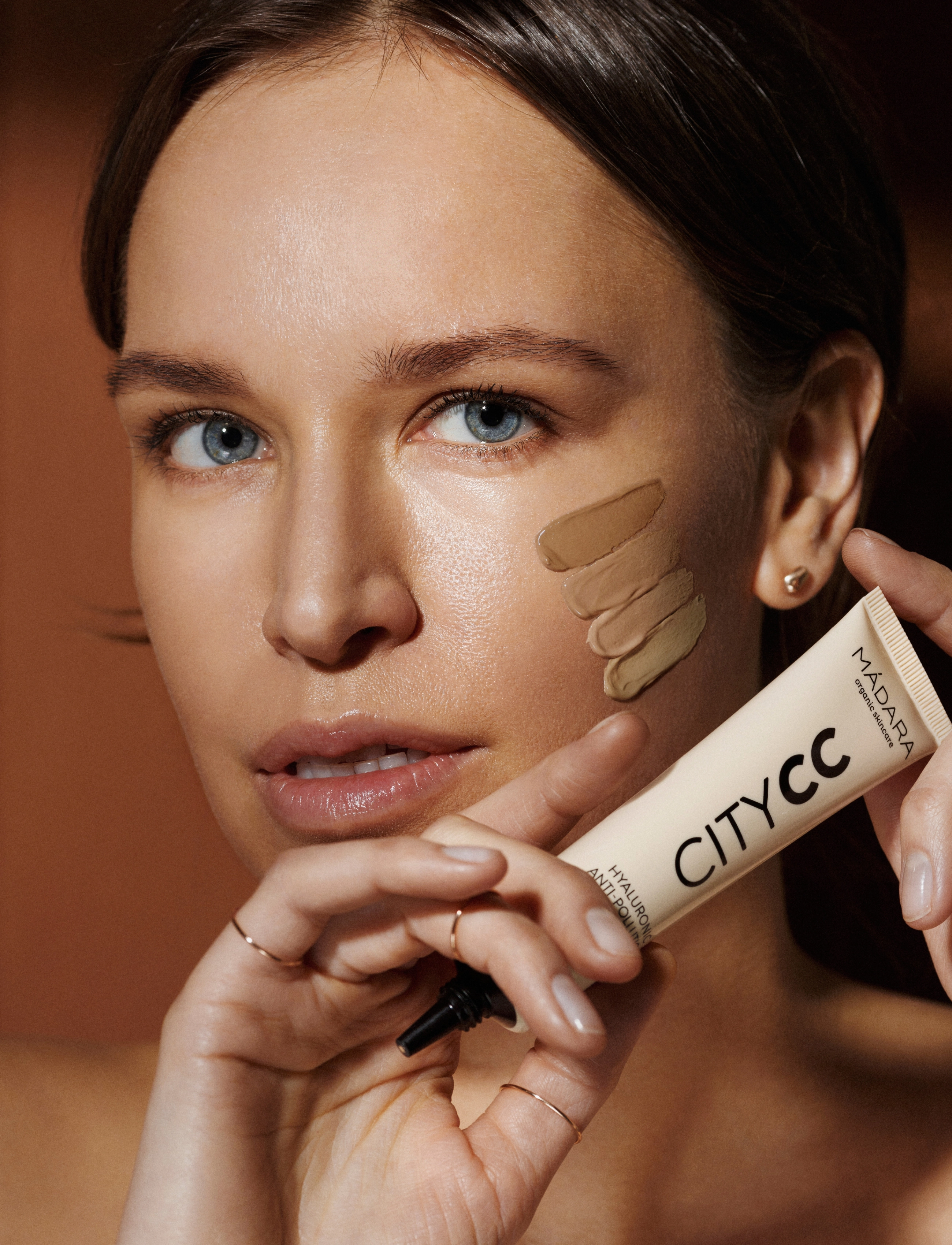 MÁDARA - CITY CC Hyaluronic Anti-pollution CC Cream SPF 15 - redo för date night - light - 3