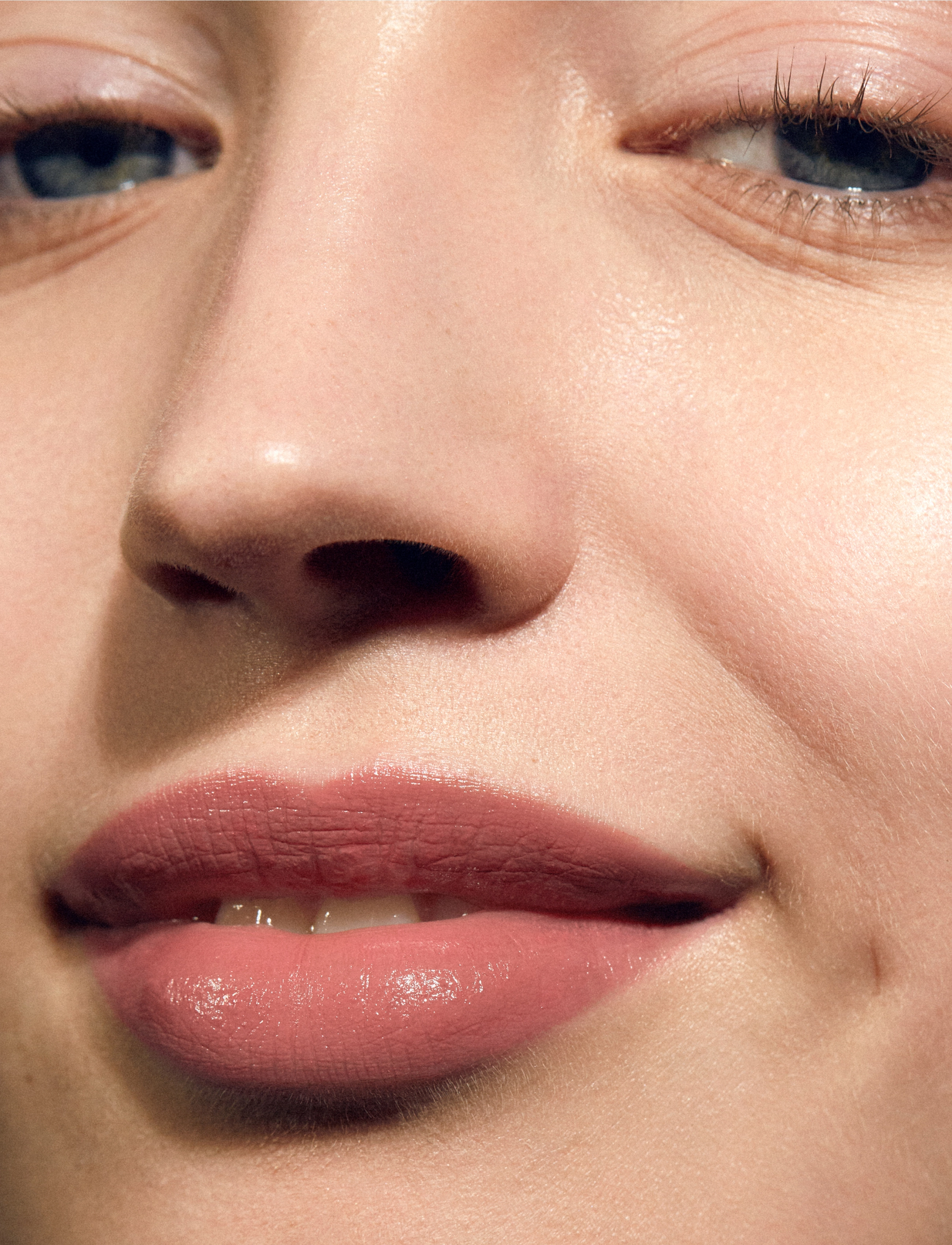 MÁDARA - DAZZLE NIGHTS Satin Shine Lipstick - makeup - #501 flattery - 4