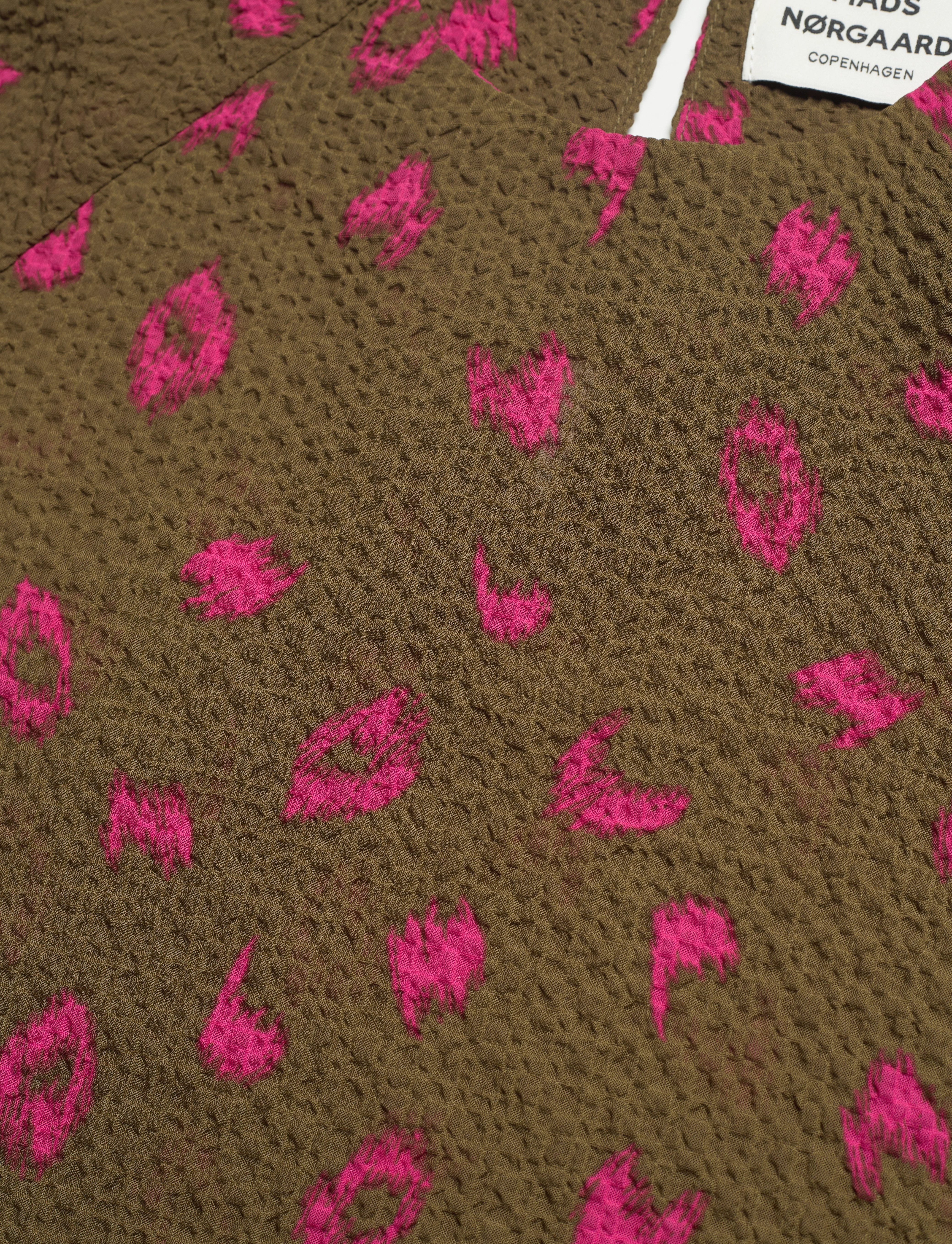 Mads Nørgaard - Bumpy Flower Rodgau Top - kortærmede bluser - brushed dot aop fir green - 2