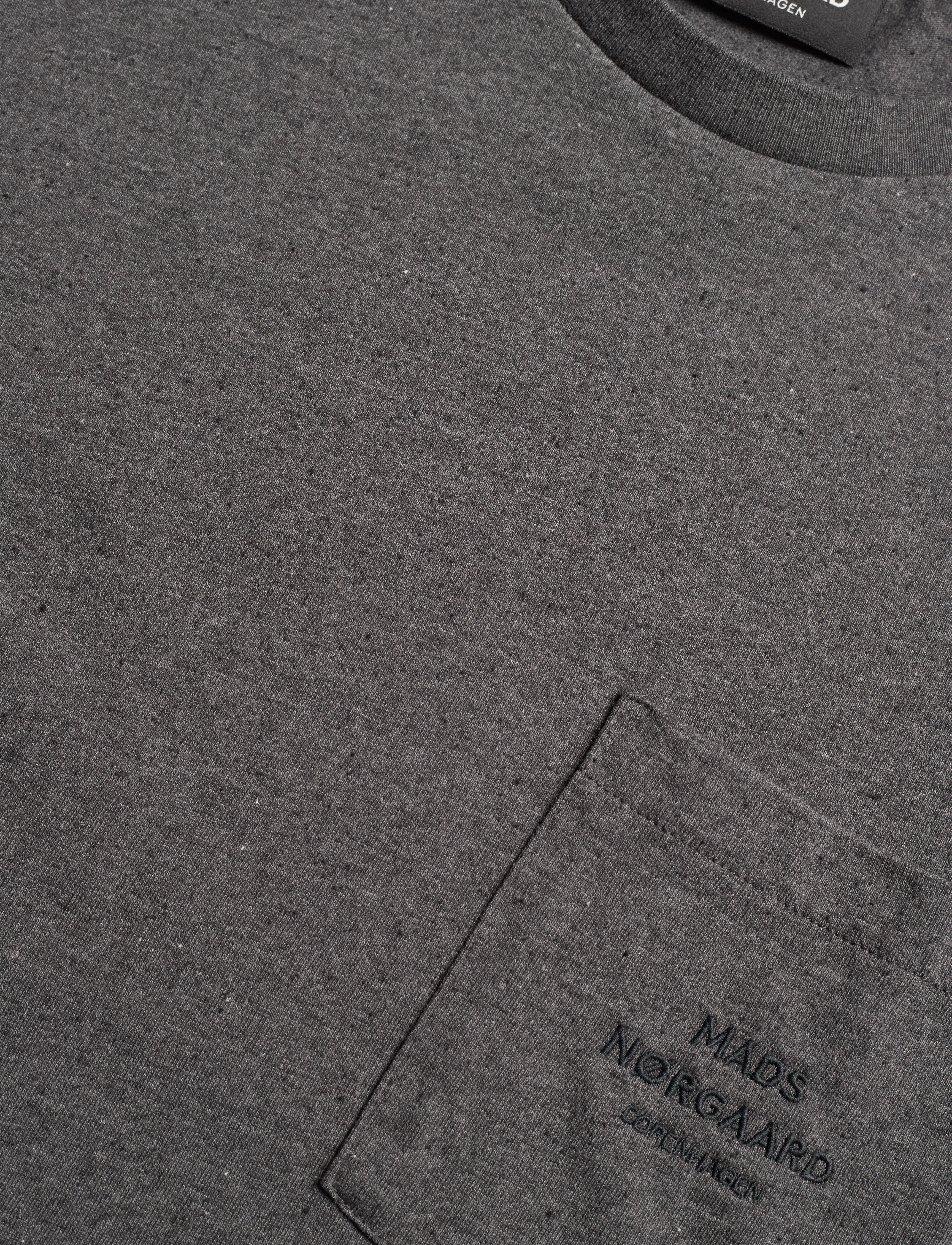 Mads Nørgaard - Dusty Embroidery Twin Pocket Tee - charcoal melange - 2
