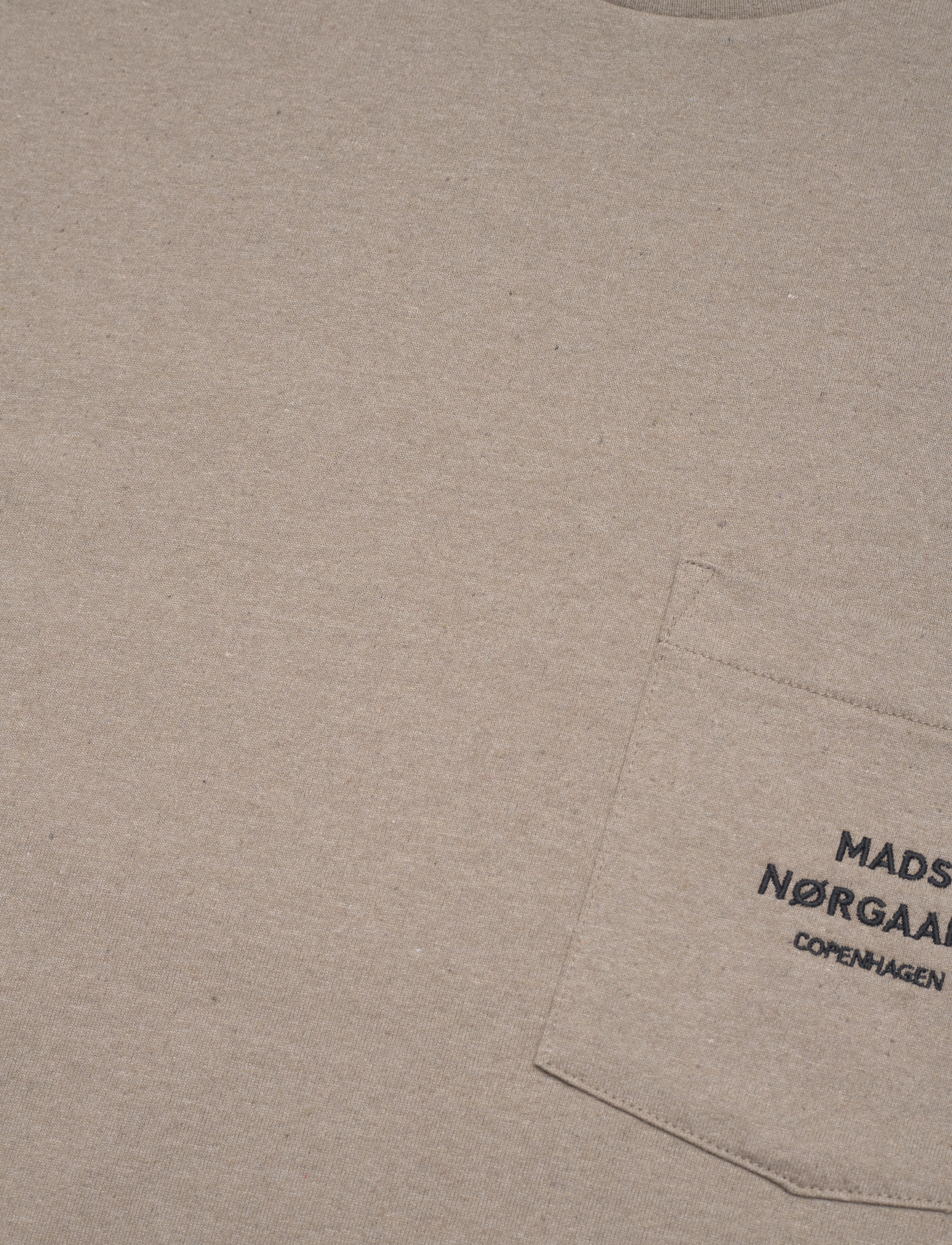 Mads Nørgaard - Dusty Embroidery Twin Pocket Tee - seneca rock - 2